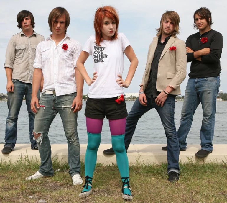 if paramore are playing eras of paramore they better come out with a recreation of this