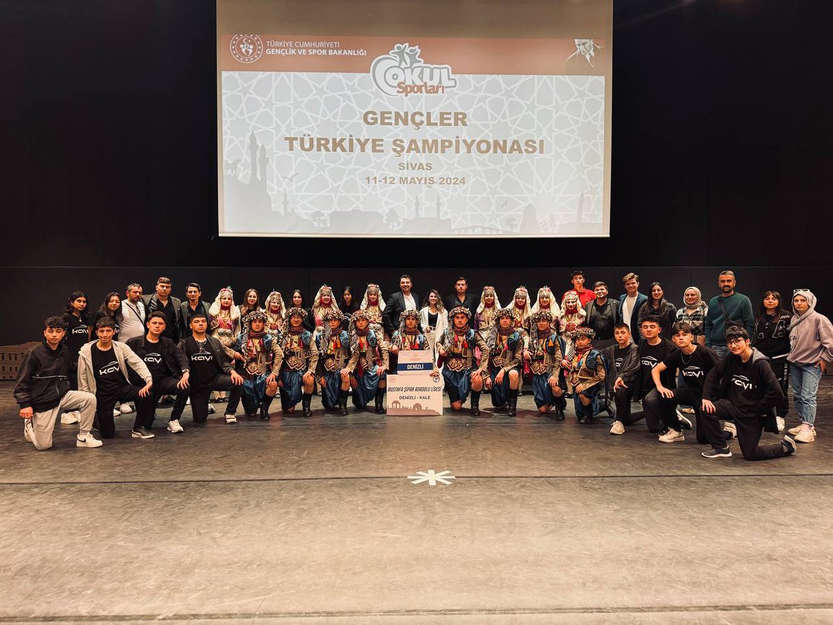 Kale İlçe Milli Eğitim Müdürlüğü (@kalemem20) on Twitter photo Hedefimiz seneye Türkiye Şampiyonu olmak.
Kalenin Efeleri ve Yarenleri Sivas’ta Yapılan Halk Oyunları Gençler Türkiye Şampiyonasında Kalemizi ve Denizlimizi en İyi şekilde temsil etti.
Katkı sunan herkese teşekkür ederiz.
<a href="/ArgeDenizli/">Denizli ARGE</a>
<a href="/GSB_Denizli/">Denizli Gençlik ve Spor İl Müdürlüğü</a>
<a href="/Bekircayrc1/">Bekir Çayırcı</a>
<a href="/erhayla/">erkan hayla</a> Hedefimiz seneye Türkiye Şampiyonu olmak.
Kalenin Efeleri ve Yarenleri Sivas’ta Yapılan Halk Oyunları Gençler Türkiye Şampiyonasında Kalemizi ve Denizlimizi en İyi şekilde temsil etti.
Katkı sunan herkese teşekkür ederiz.
<a href="/ArgeDenizli/">Denizli ARGE</a>
<a href="/GSB_Denizli/">Denizli Gençlik ve Spor İl Müdürlüğü</a>
<a href="/Bekircayrc1/">Bekir Çayırcı</a>
<a href="/erhayla/">erkan hayla</a>