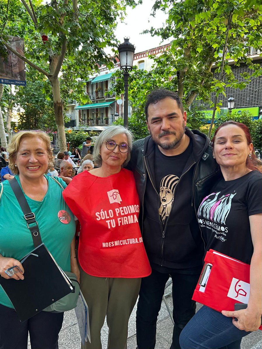 Ayer en la inauguración de la 8 Feria del Libro de Vallecas nos acercamos a recoger firmas para la ILP #NoEsMiCultura
Mis vecinos vallecanos nunca me defraudan y recogimos muchas, pero para mí la de @SerranoIsmael , nuestro pregonero 2024 me la llevo en el corazón.