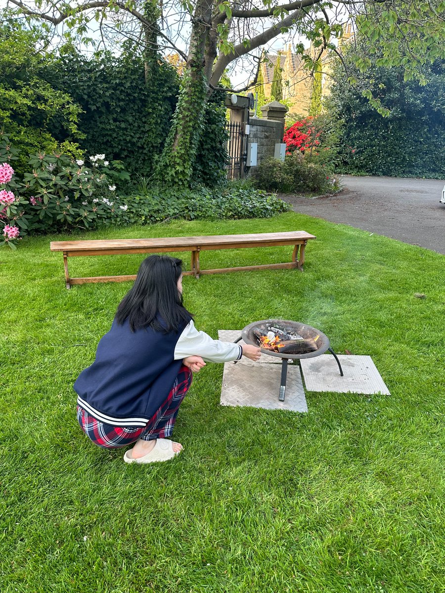 It was a lovely evening sat outside with the firepit lit and the marshmallows getting nice and toasted. We even got the digestives out and started making smores! #houldsworthhouse #firepitandmarshmallows #iloveboarding