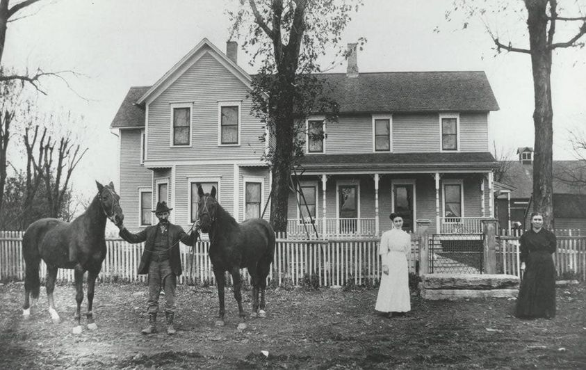 A family in front of their new house, 123 years ago. The most interesting photos ever taken: historydefined.net/must-see-photo…