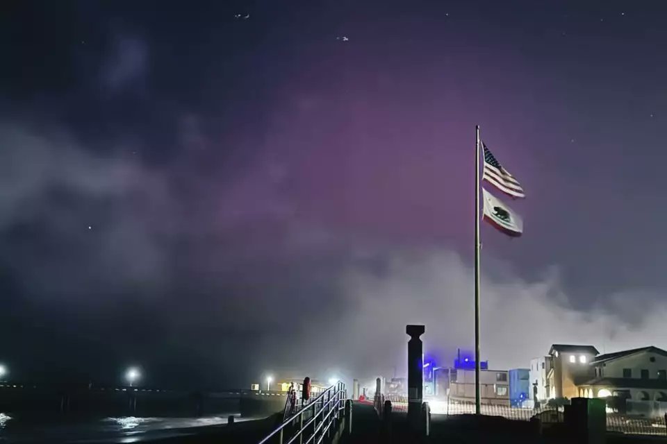 SFGate's tweet photo. Northern lights illuminate the San Francisco Bay Area night sky

📝: https://t.co/Eex9N4baVD https://t.co/FSdn6kJ5lh