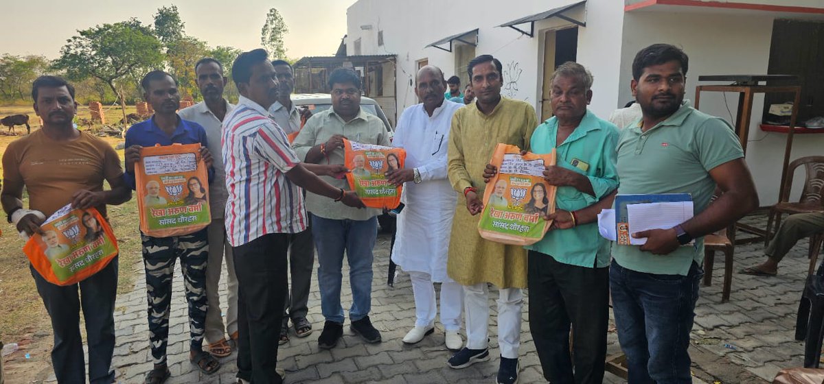 RAJPALBJP's tweet photo. लोकसभा धौरहरा के महोली विधानसभा के मडल  पिसावा मे मंडल अध्यक्ष व बूथ अध्यक्षों के साथ बैठकर पोलिंग व बस्ते लगने   एवं वोट निकलवाने के विषय में चर्चा हुई। https://t.co/7ONs5G2vHY