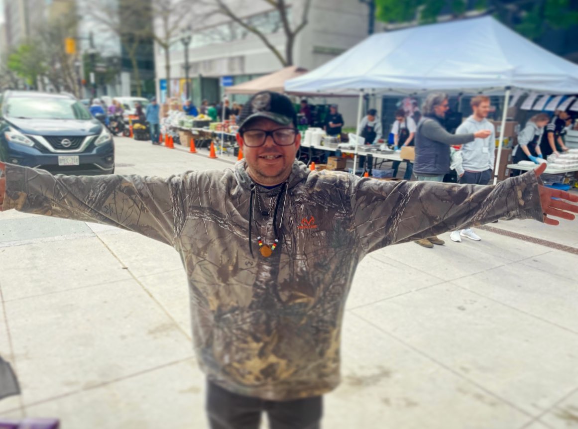 This is Ian. He tells me he comes to the Gore Park Line for people experiencing hunger and homelessness to chat with me about music. He was born in the 80s but his mom loved listening to disco so he's down for any tunes. His warm welcome made my day! #HamOnt #Onpoli #Cdnpoli 🇨🇦