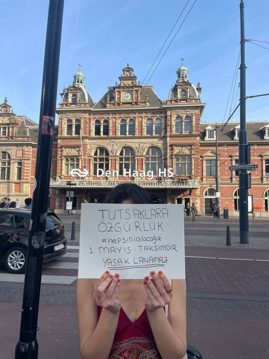 📍Hollanda

1 Mayıs’ta direnişin kitabını yazan tutuklu arkadaşlarımıza kitaplarımızın kapaklarından sesleniyoruz. 

1 Mayıs Taksim’dir isyanı ve özgürlük mücadelesi dünyanın her yerinde! 

#HepsiniAlacağız #TaksimiÖzgürBırak #TaksimiSavunduk