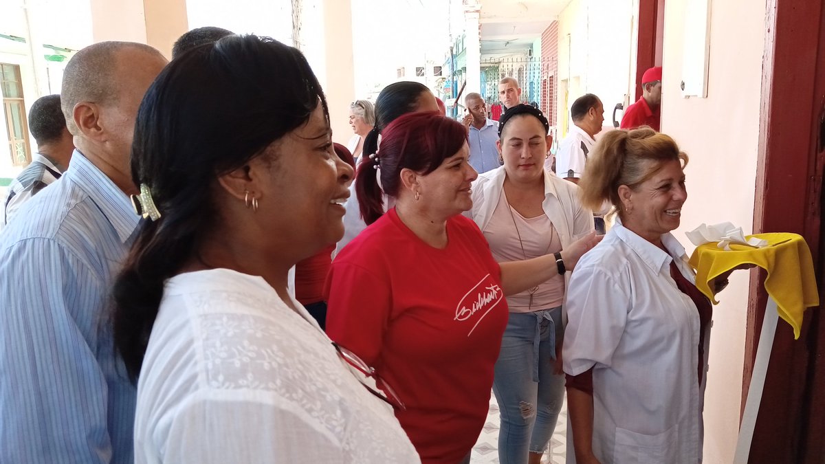 En saludo al 17 de Mayo, en San Juan y Martínez, productores tabacaleros contribuyeron a reinaugurar dos farmacias. También fue remozado el Hogar Materno. @YamileRamosCord y @eumelin5, participaron junto a los protagonistas y otros compañeros. #PinardelRío #Cuba #GenteQueSuma