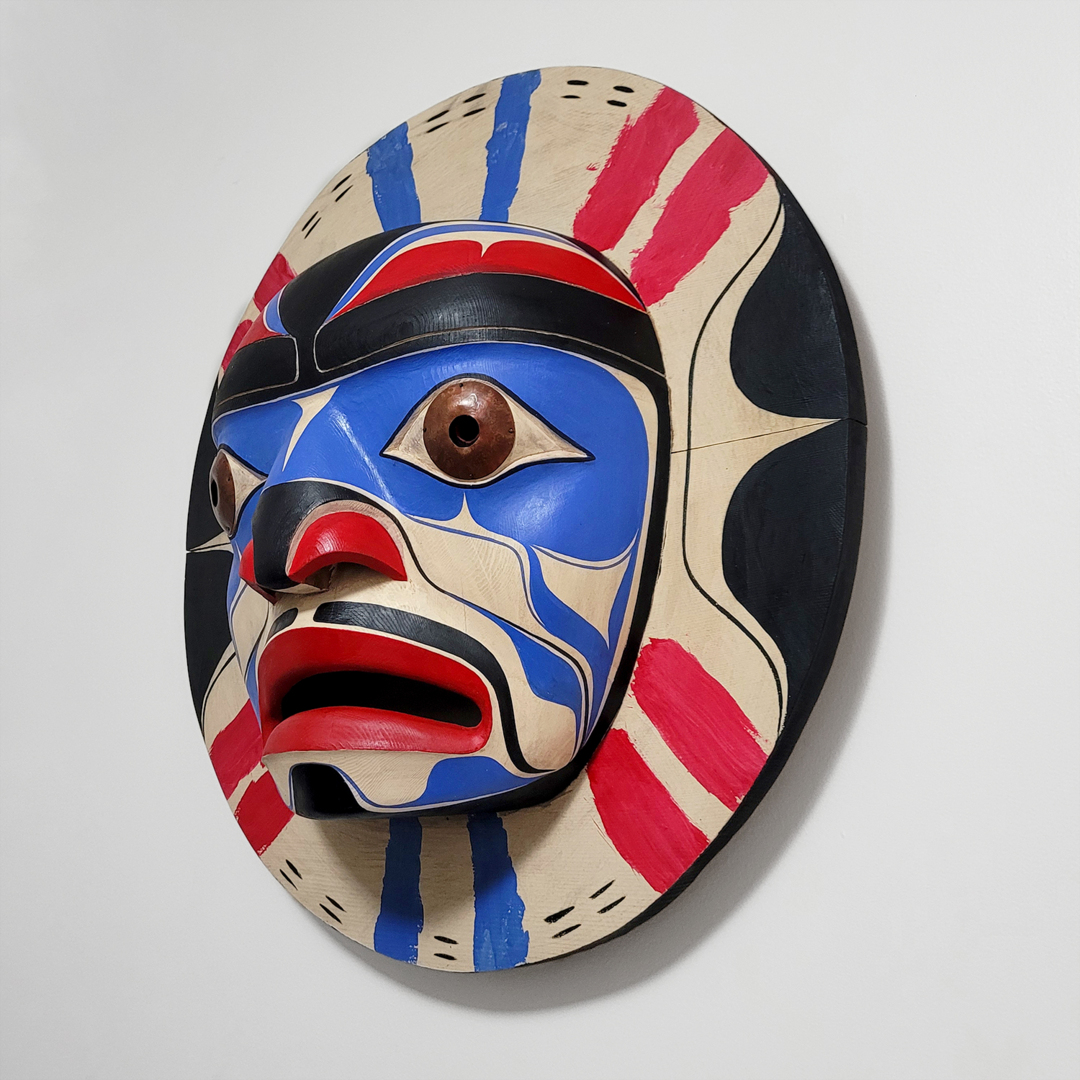 This 'Old Moon' Mask was hand-carved in 2003 by Kwakwaka'wakw artist Dwayne Simeon. It has been carved from red cedar, painted in black, red, blue and beige acrylic, with 2 onlays of copper in the eyes.

spiritsofthewestcoast.com/products/old-m…