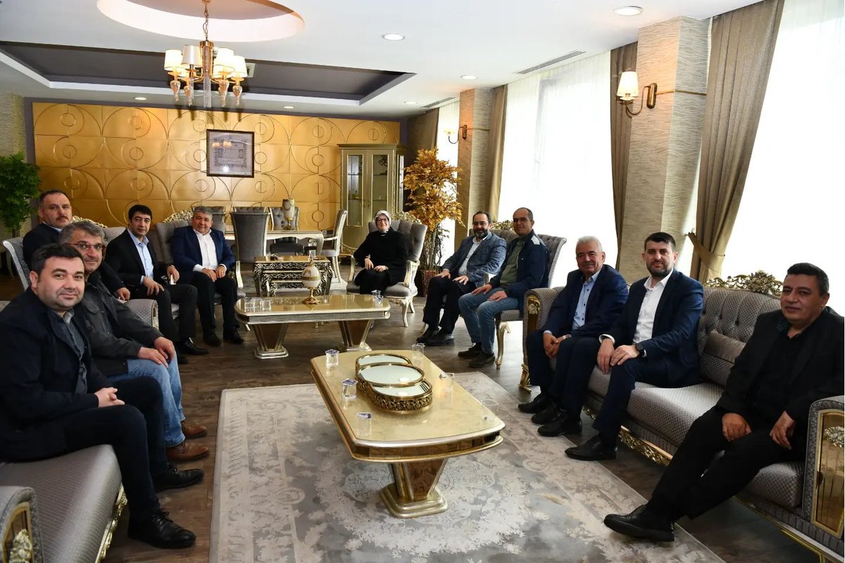 Ak Parti Genel Başkan Yardımcısı <a href="/belginuygur10/">Belgin Uygur 🇹🇷</a> Vekilimiz ve Ak Parti İl Başkanı <a href="/ma_balikesir/">Mehmet Aydemir</a> başkanımızla biraraya gelerek
#Vekil İmamlarımızın maaşları
#Fahri Öğreticilerimizin talepleri
#3600EkGösterge beklentileri ve
Camiamızdaki sıkıntıları istişare bulunduk.