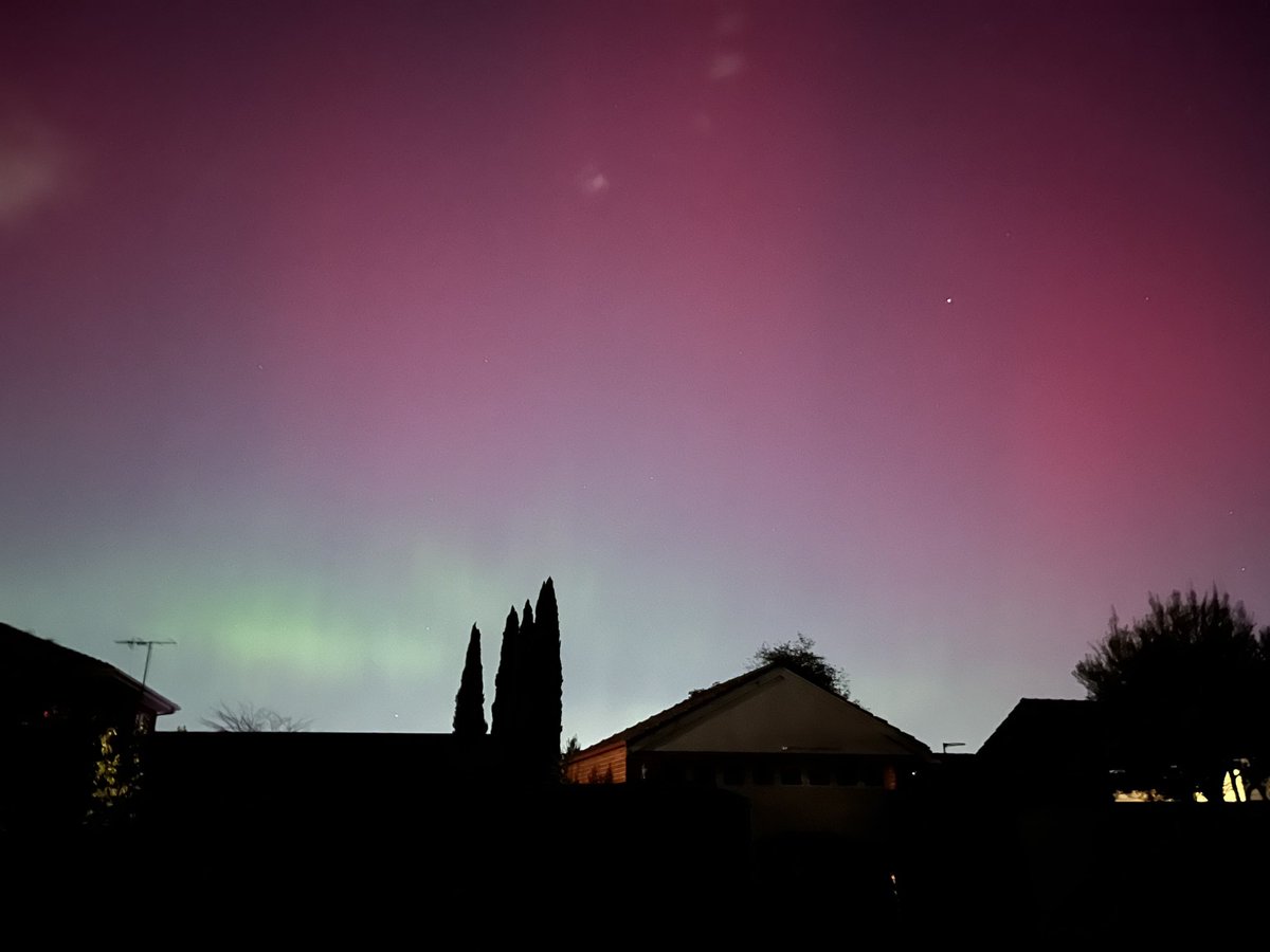 In my backyard at 9:28pm #Melbourne #AuroraAustralis Visible with the naked eye. Just stunning.