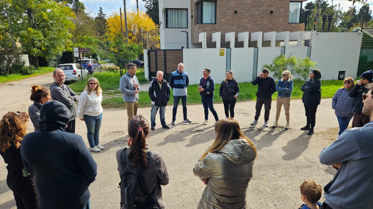 Hoy nos juntamos con vecinos de Udaondo porque la inseguridad no para. En los últimos 15 días, en 2 manzanas sufrieron más de 8 robos. Consecuencias de un gobierno provincial que defiende delincuentes y un municipio que nunca puso su prioridad en la seguridad de los vecinos.