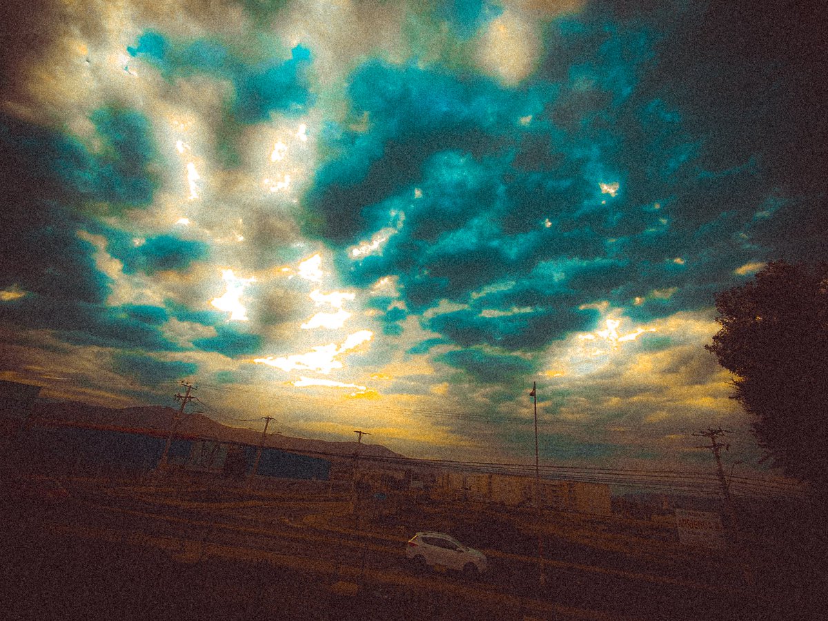 Plutt0_t's tweet photo. Hello, there's is PluttØ, today don't want to share my art, but, I want to share my photoea. So,..,.,.,. That! Plutto says goodbye. #photo #sun #sky #mountains #experimentalphotos #photograghy https://t.co/7xvqo1LQmA