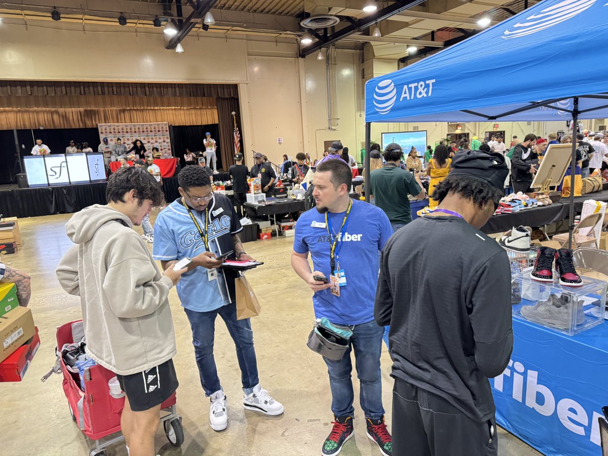 Spreading the word about AT&T at Sneaker Freaks Columbus! Events like these help us win the battle for Converged Household! 

#ATTfiber #TeamMOHtivate #GreaterLakesMarket