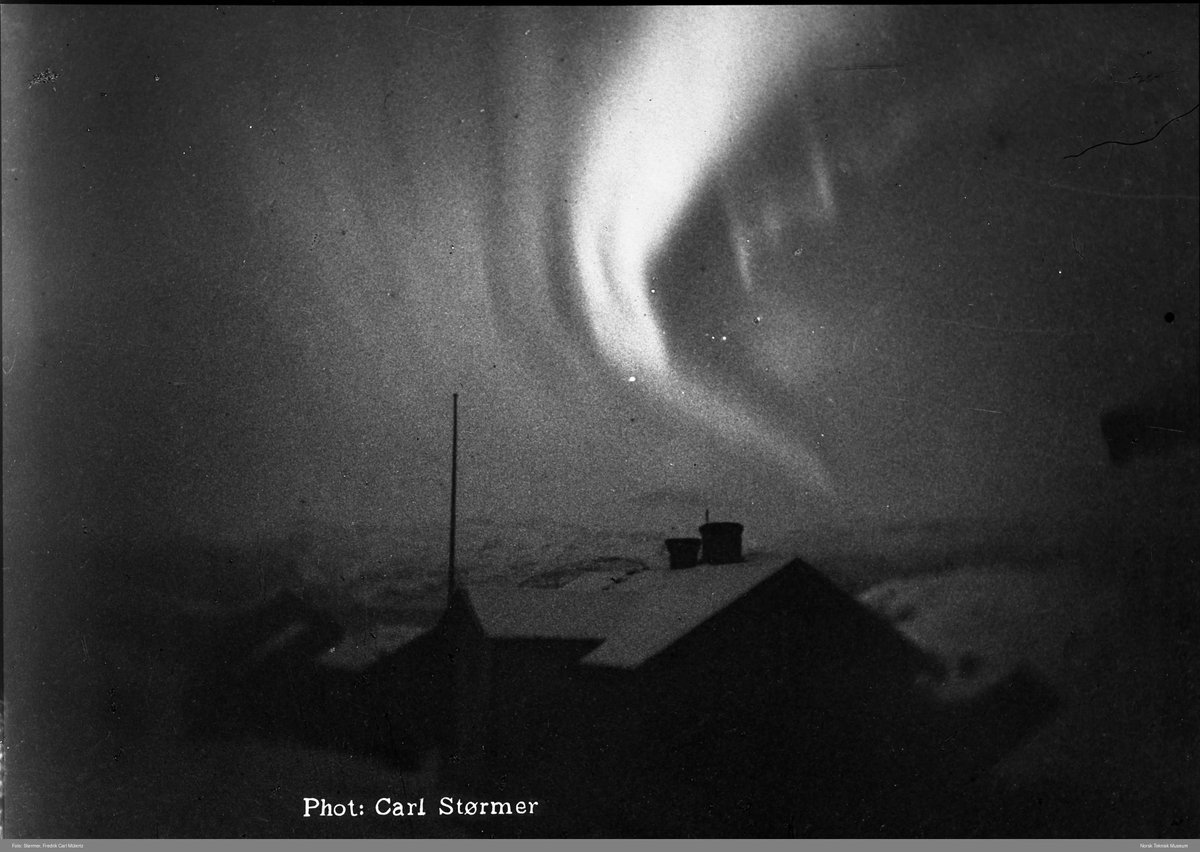 Northern lights photographed by Carl Størmer from Bossekop in 1910 📷: Norsk Teknisk Museum