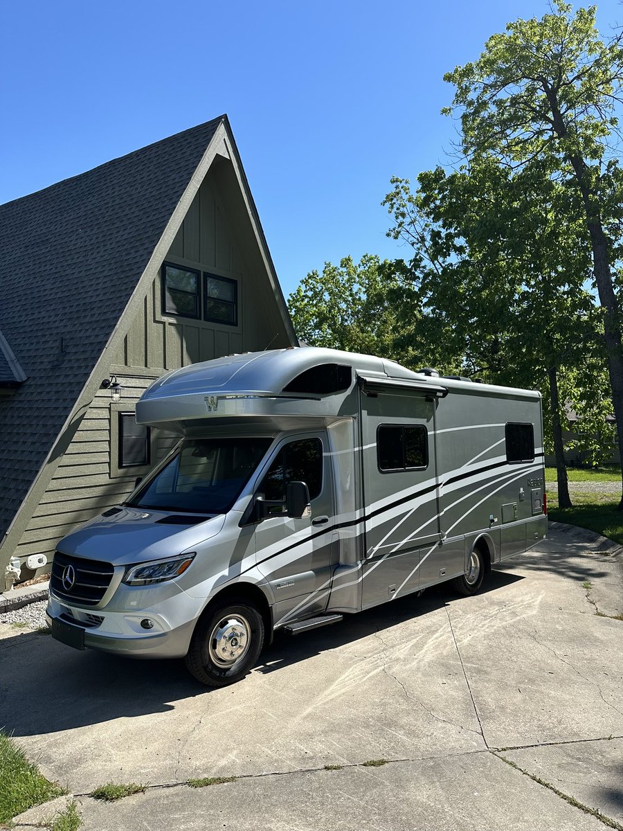 Congrats to my parents who brought this gorgeous RV home yesterday. Dad’s winding down a 40 year career in the IT industry.

Excited for them and their upcoming trips they have planned.
#rvlife