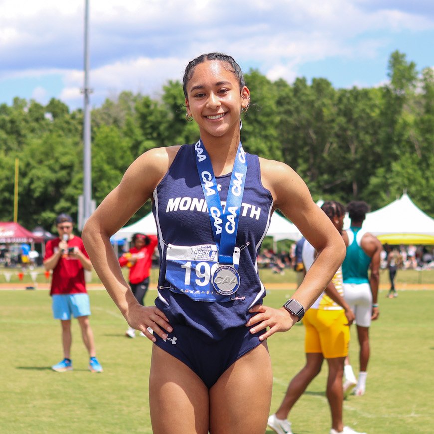 Another 𝙧𝙚𝙘𝙤𝙧𝙙-𝙗𝙧𝙚𝙖𝙠𝙞𝙣𝙜 run by Yas! She breaks the 100m hurdles record (again!) and is coming home with a silver medal! 🥈 #FlyHawks || #CAAChamps || @MUHawksXCTF