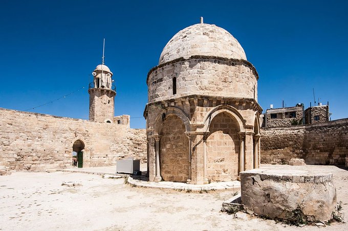 La Ascensión de Jesús al Cielo – El lugar de la Ascensión del Señor – La Capilla del Monte de los Olivos #Jerusalén La iglesia fue llamada Imbomon inicialmente, era redonda pero pasó a ser octogonal con el paso de los siglos primeroscristianos.com/el-lugar-de-la…