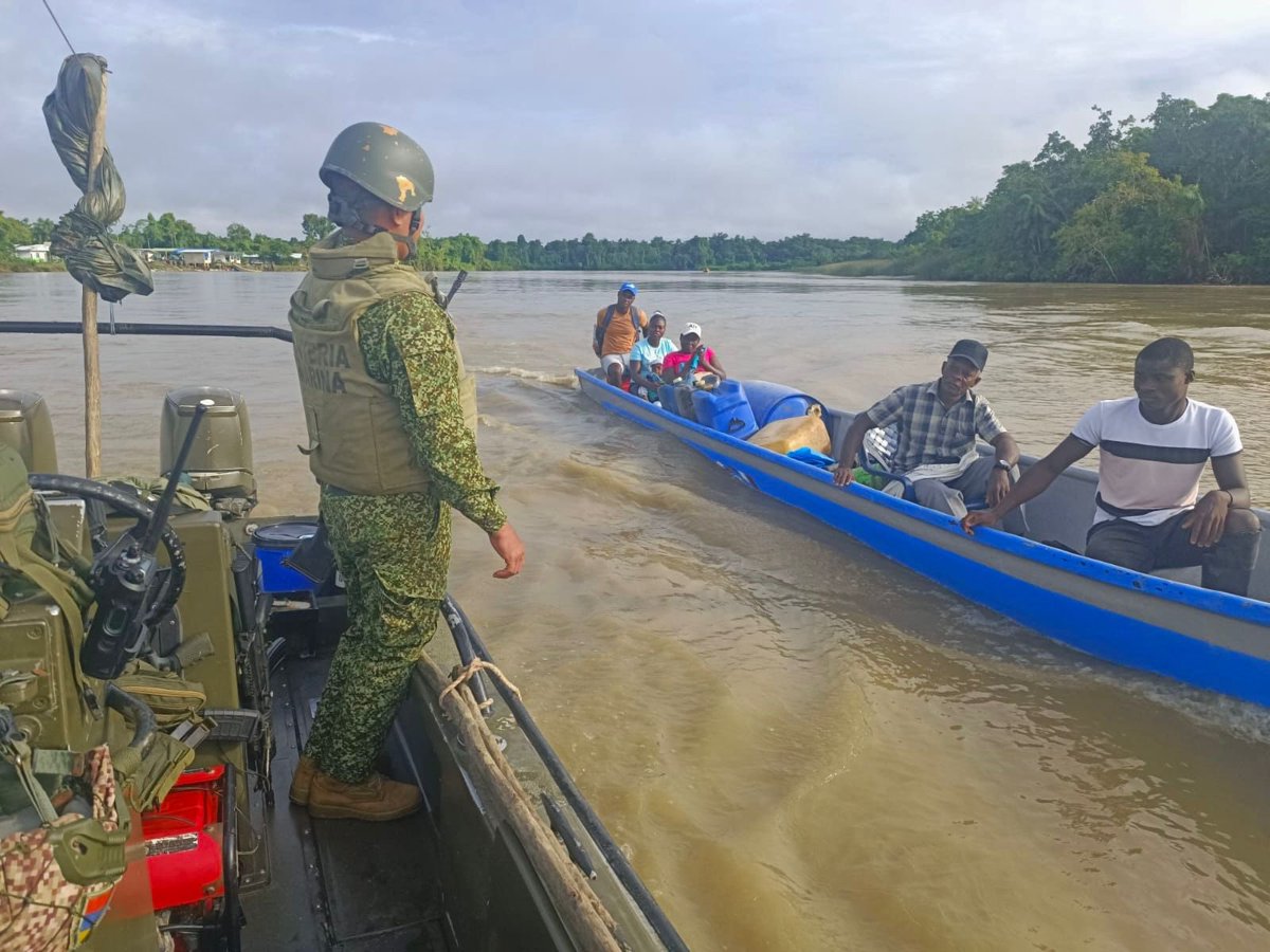 ⏰ #Descatado || 📢 Tripulantes del Batallón Fluvial de Infantería de Marina No.43, realizaron un puesto de control e inspección fluvial y charla de sensibilización, logrando el acercamiento con la comunidad que transita sobre la arteria dluvial del 📍 río Iscuandé en #Nariño.