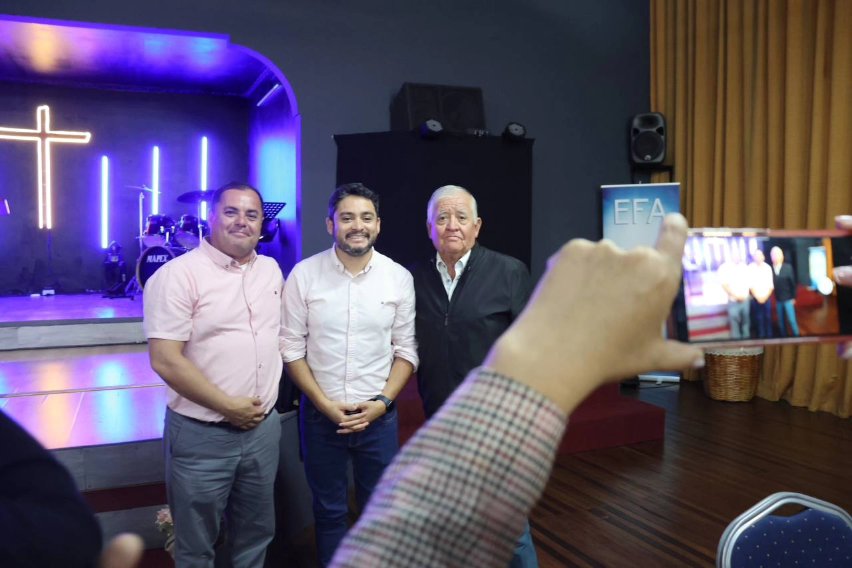 #Iglesias 🙌🏽 Gobernador @JMCarvajalG se reunió con los pastores de la Unipei para avanzar en la agenda social de @Gore_Tarapaca. La autoridad se refirió al futuro Centro de Rehabilitación de Drogas y Alcohol, iniciativa en la que las iglesias, pueden cumplir un rol fundamental.