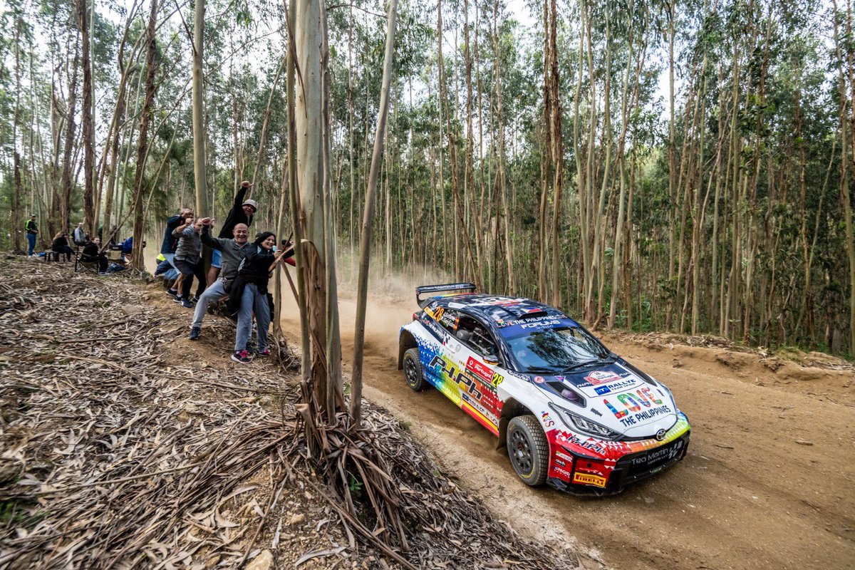 ¡¡Inmejorable resultado 🤩 en la penúltima etapa del @rallydeportugal 🇵🇹 para @JanSolans / @SanjuanRodri!! Flamantes LÍDERES de WRC2 y de WRC2 Challenger con el @Toyota_Esp de @teommotorsport. Sólo 4 tramos les separan de la gloria... ¡VAMOS! 💪🏻 #RTS #TuFederación #ESPasión 🇪🇸