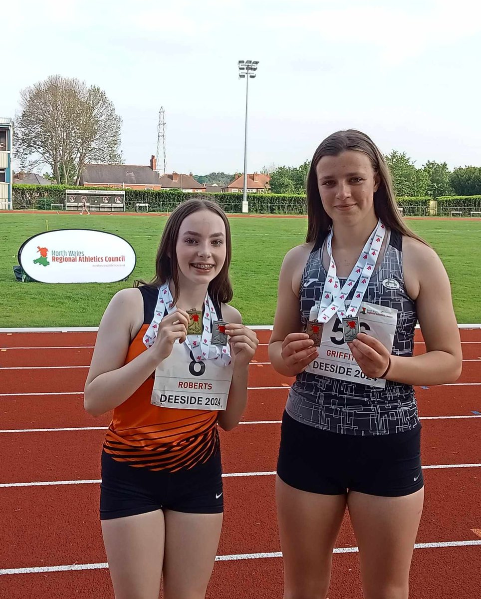 Pencampwriaeth Athletau Gogledd Cymru heddiw! North Wales Athletics Championship today in Deeside. Cari 1af ras 200m Beca 3ydd ras 200m Cari 2il ras 100m Beca 2il ras 300m. Llongyfarchiadau/ Congratulations 🥳