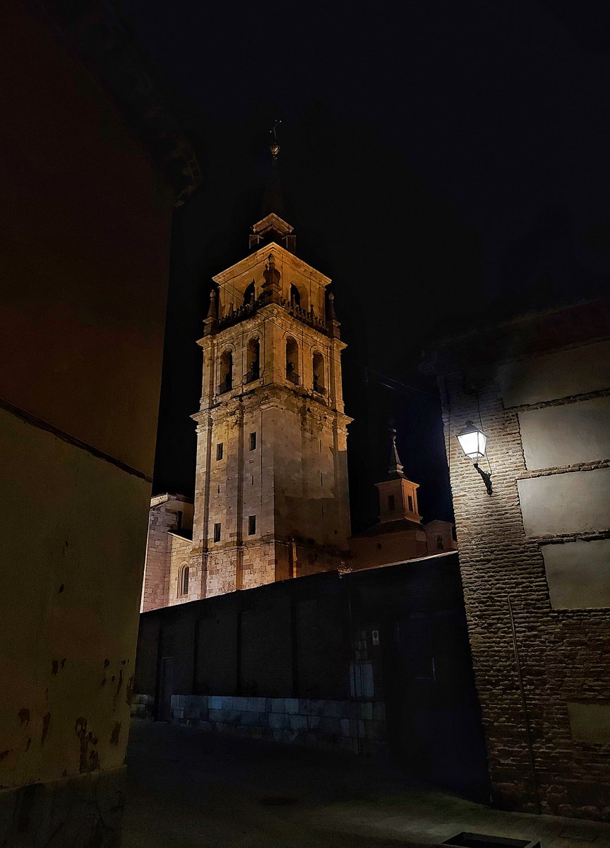 La torre de San Justo de la Catedral-Magistral de #AlcalaDeHenares, un verdadero faro de la ciudad.