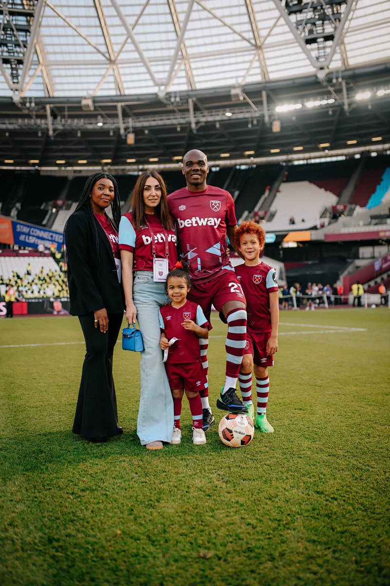 Last home game of the season, it’s been as always a good feeling . 
Thank you to all of you! ⚒️❤️
#claretandbluearmy
#westham always #UNITED