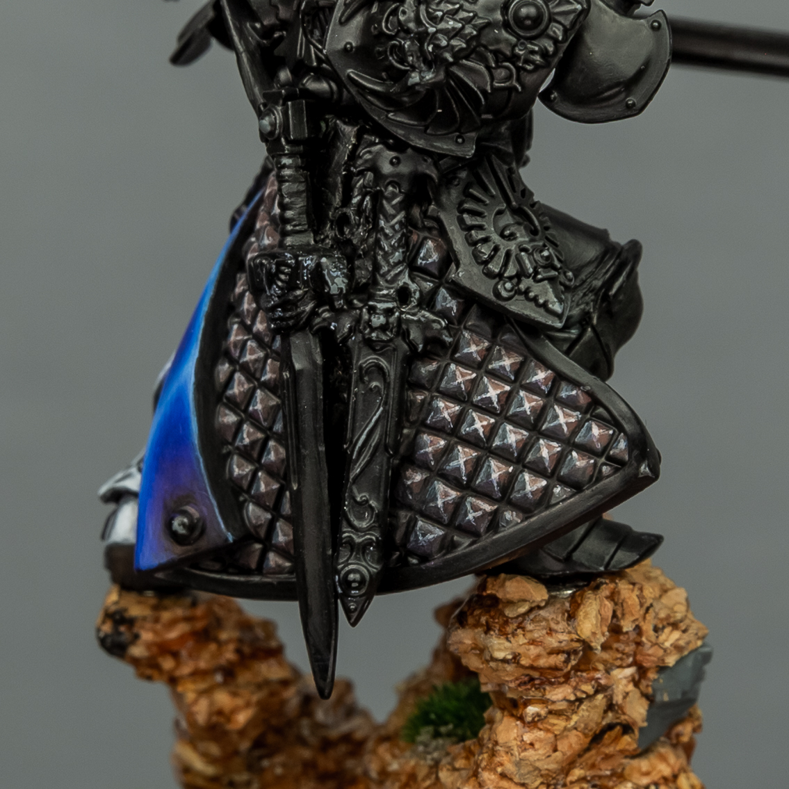 For the quilted coat I wanted to go for a dark and subtle scheme to complement the bright armor and blue fabric color.

#minipainting #WarhammerCommunity