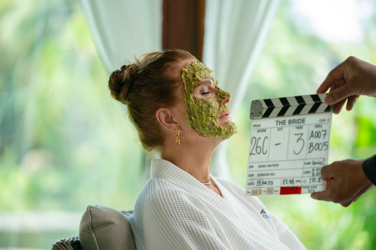 BrookeShields's tweet image. #MotherOfTheBride is the #1 movie on @netflix!! THANK YOU!! Some BTS to celebrate 🥳🇹🇭🎬🌴