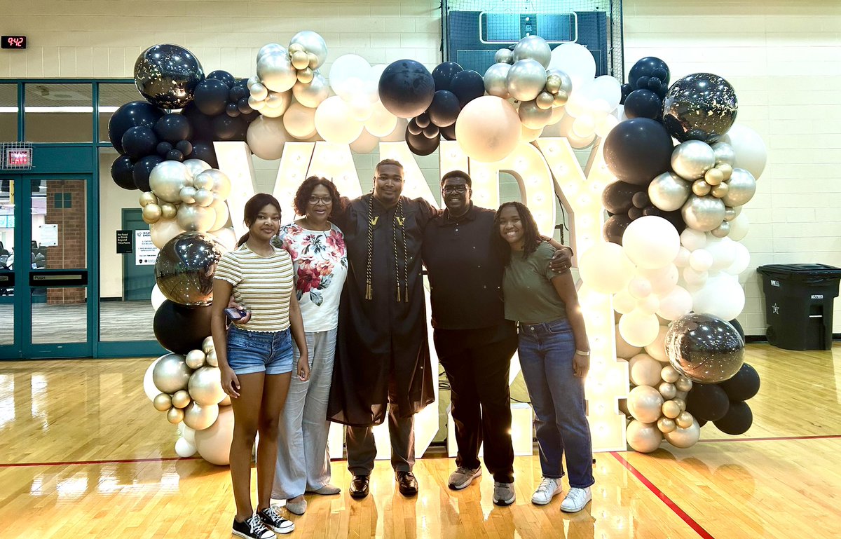 capstone1989's tweet photo. Our second Vanderbilt graduate and engineer! ⚓️⬇️
#GodIsGood
#Trustand Believe https://t.co/Oi87ZxRGZh