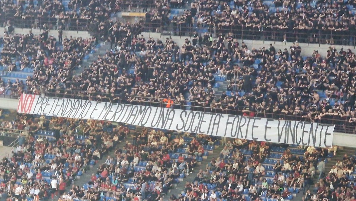 #CurvaSud
#MilanCagliari
Striscione
'Noi pretendiamo e meritiamo una società forte e vincente'