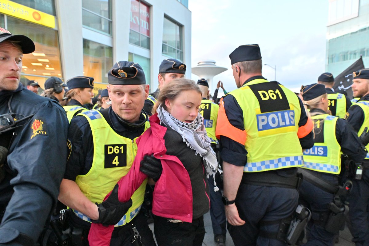 Greta våldsamt omhändertagen med många andra aktivister. Jag knuffades till marken samtidigt. Fler fortsätter ansluta vid Hyllie.