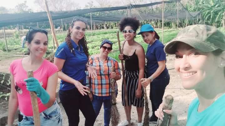 Hoy un grupo de trabajadores del Comité Nac de la #UJCdeCuba, encabezados por su 1ra Sec @MeyvisEstevezE, formaron parte de la comitiva que realizaron una jornada de labores productivas en la granja La Rosita. #GenteQueSuma #UnaMejorJuventud