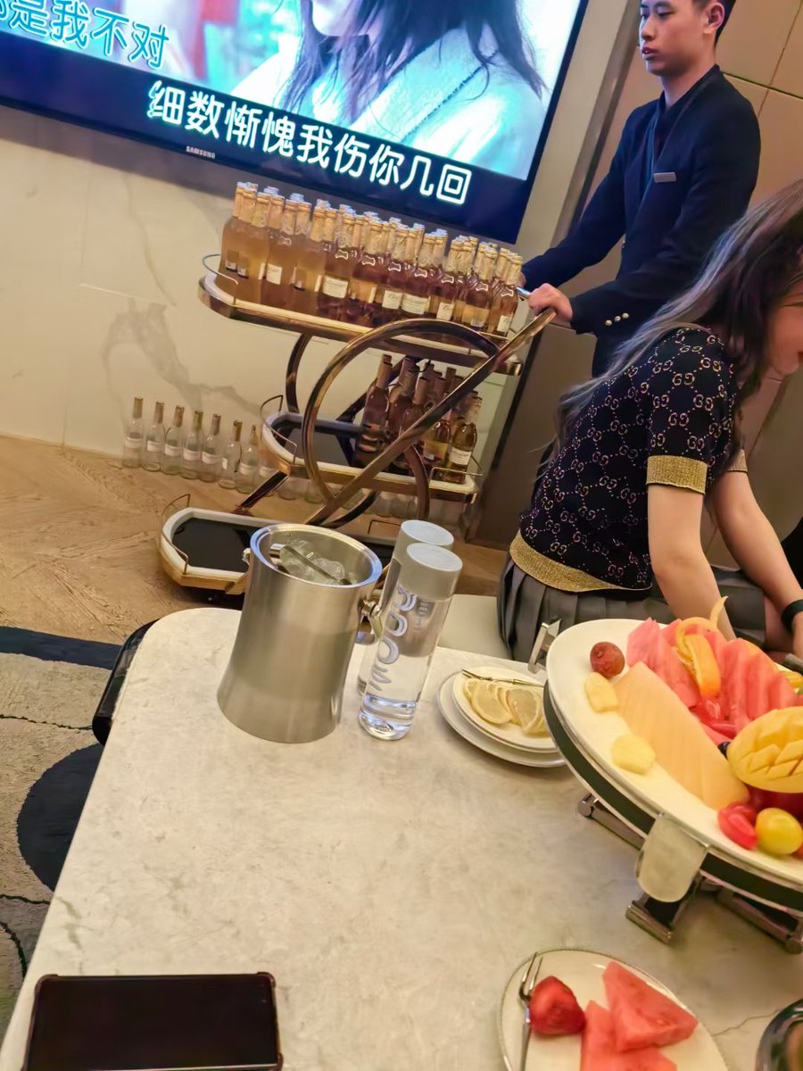 zhouchunxiaa's tweet photo. 大哥@我 再来三打啤酒
今天必须喝醉 https://t.co/kFcfkJEDGV