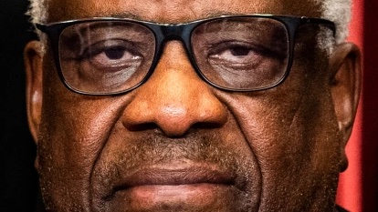 anyonewantchips's tweet photo. Apparently, Clarence Thomas doesn’t like being called out for his and Ginni Thomas’ bribe guzzling corruption. If only Anita Hill’s warning was heeded. https://t.co/L07Nwr72Nr