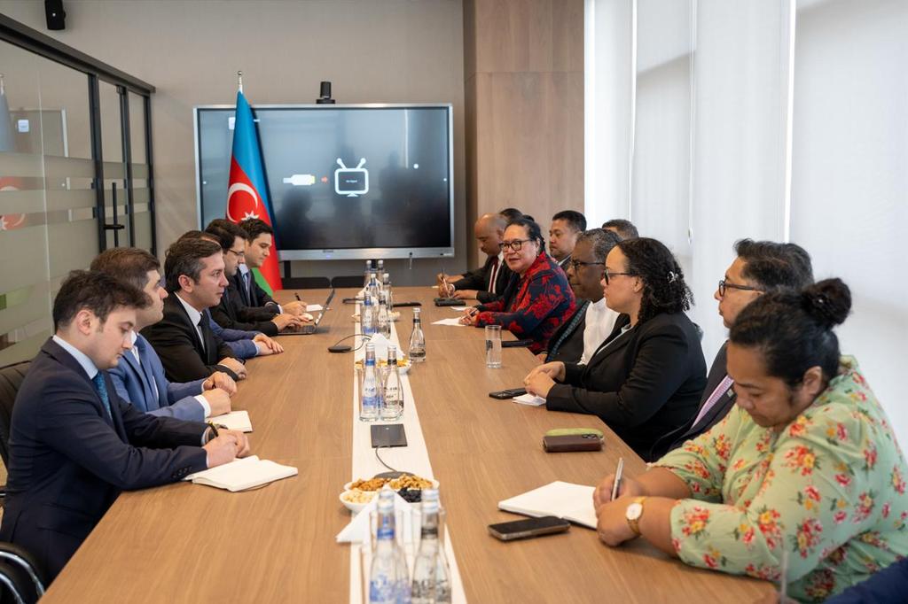COP29_AZ's tweet photo. Lead Negotiator @YalchinRafiyev and the #COP29 Negotiating Team met with high-level delegations from the Bahamas, Tonga and Tuvalu to discuss the #ClimateChange agenda and priorities before #COP29 in Baku. https://t.co/ZJJeQyamHh