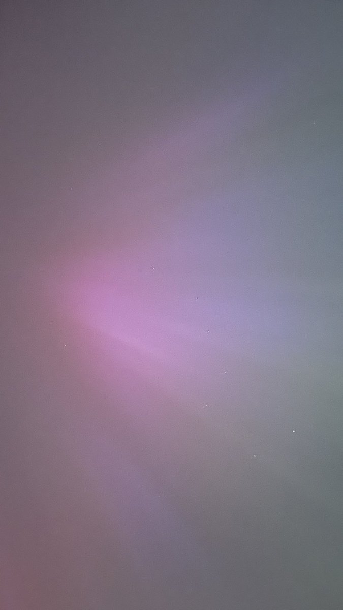 imaacookiee's tweet photo. Y’all have no idea how much I manifested this 😭🥹 
#northenlights #Auroraborealis #AURORA #UK https://t.co/IgpBYZ1HTW