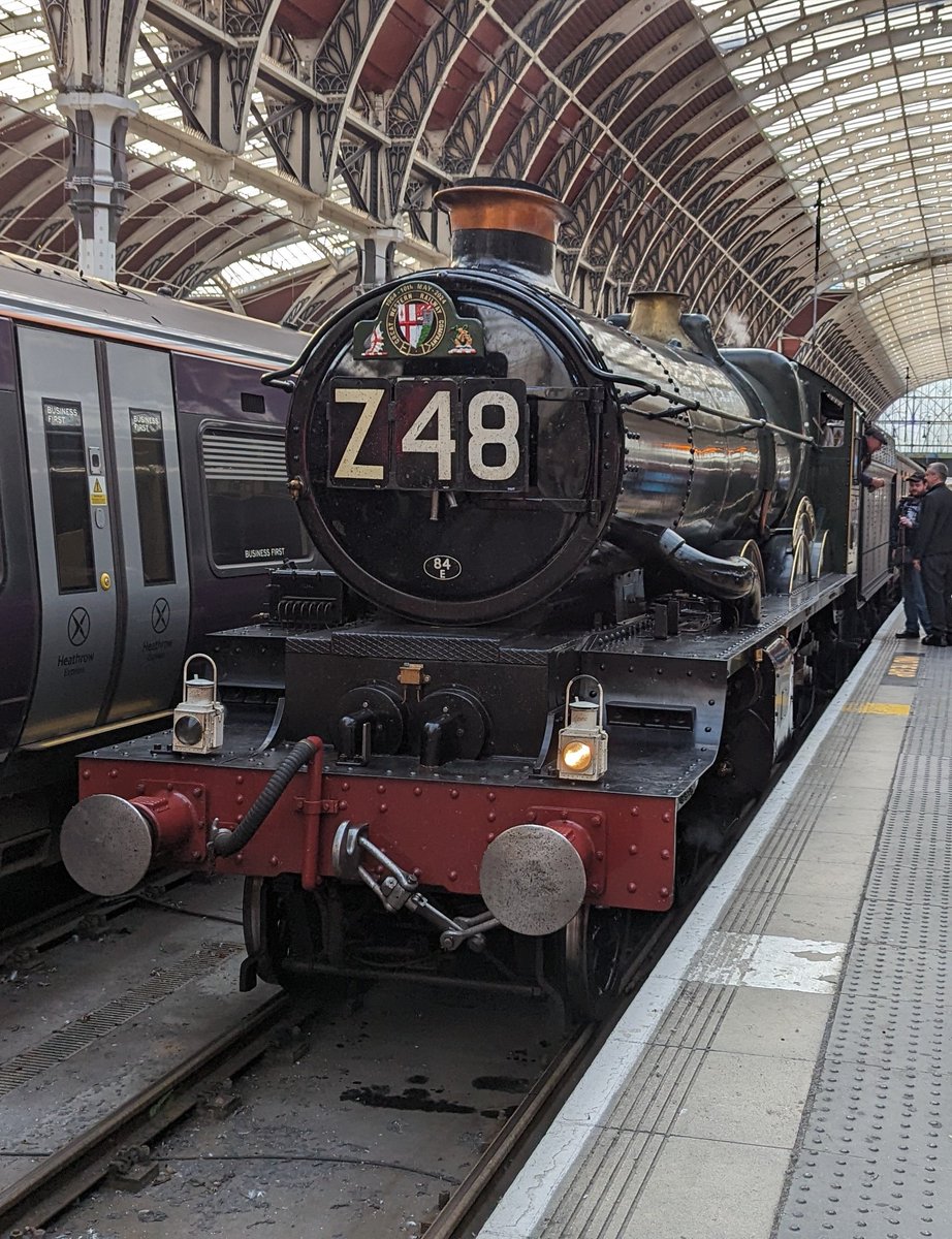 TheModsterX's tweet image. Back where she belongs. 7029 Clun Castle under the roof of London Paddington this evening having brought 1Z48 from Plymouth.