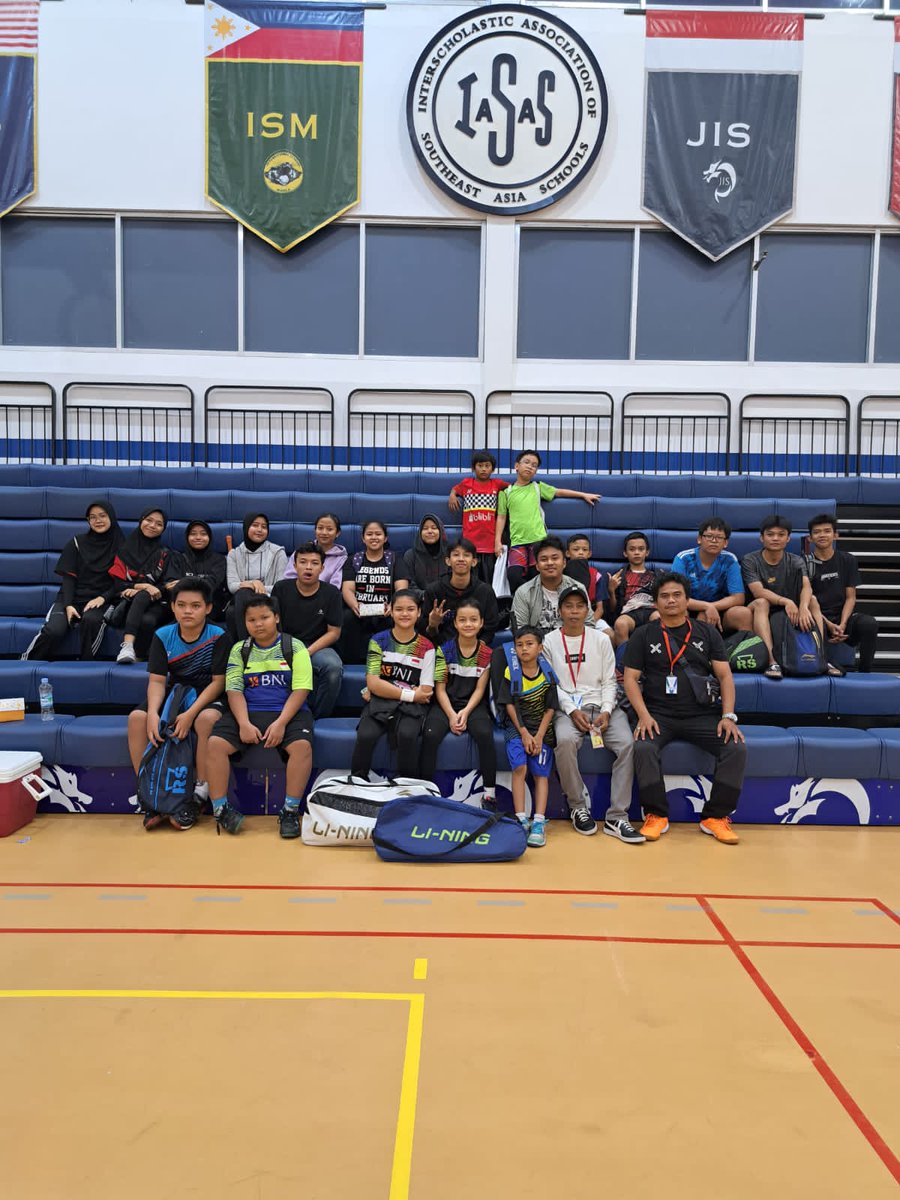 me0wla's tweet photo. 12 Mei 2024
📍JIS,  Terogong Raya 
My 2nd experience at an international school. But this time is different. My friend (key) invited me to join  tournament for jhs children at JIS. Even though I lost, it doesn't matter.cs I'm gaining more experience. Play doubles w score 18:21:13 https://t.co/9FWMTTPMaj