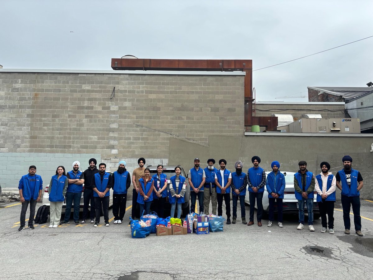 Last week our team #Ottawa continued the biweekly downtown sewa. We made 75 food packets containing muffins, juice, energy bars, fruits, samosas and chips. Coffee and water bottles were also served with the food packets. These packets were served to the unhoused on the streets of