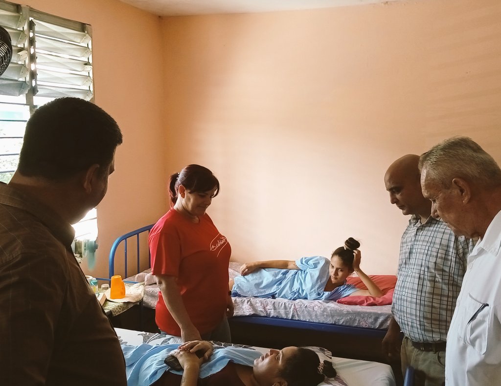 En el Hogar Materno de San Juan y Martínez, ahora remozado, @YamileRamosCord y @eumelin5, junto a @YoandyCueto, comparten unos instantes con las mujeres embarazadas que allí reciben atención médica. #PinardelRío #Cuba #CubaPorLaSalud