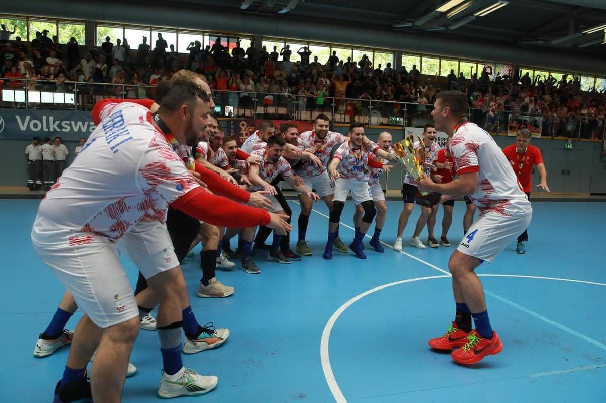 Fantastičan dan za 🇭🇷 sport zaključila je hrvatska rukometna reprezentacija gluhih koja je postala prvak Europe!🥇 Naši rukometaši u finalu su svladali Njemačku 27:21 i i tako upisali još jedan sjajan trijumf u svoj niz uspjeha! Čestitke od ❤️!