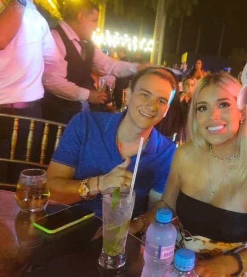 Ignacio43468415's tweet image. Dos fotos  #Similares

La una en la #Narcofiesta y la otra con la #Narcorevolucionaria.