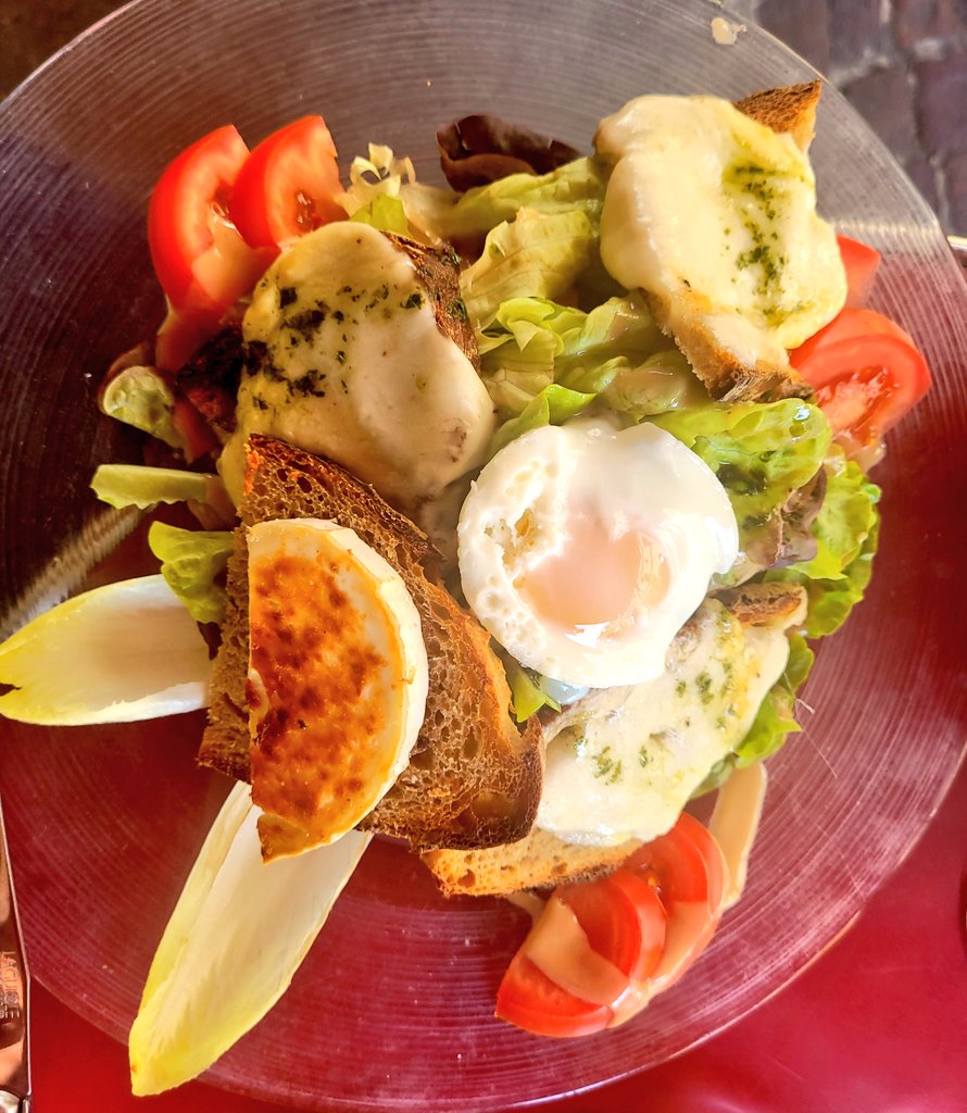 Salade, œuf poché tartine de chèvre et de mozzarzella, tomates, endives, filet d'huile d'olive, pointe de Tabasco et basilic. Simple et efficace #LeGoutDesChosesSimples