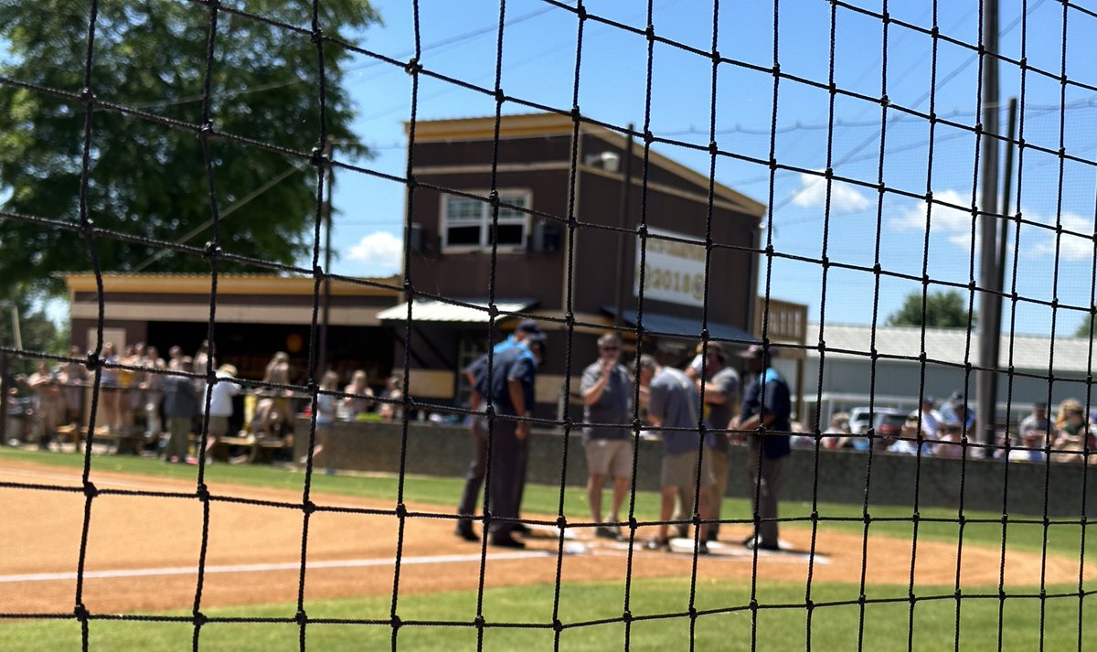 Meeting at the plate prior to today’s 2A north softball series game three between East Union and Union. First pitch at 2:00.
#djpreps