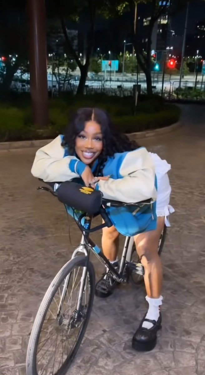 laanaaaa8's tweet photo. What would you do if you were Sza for a day? https://t.co/Ei9C1zdCYg