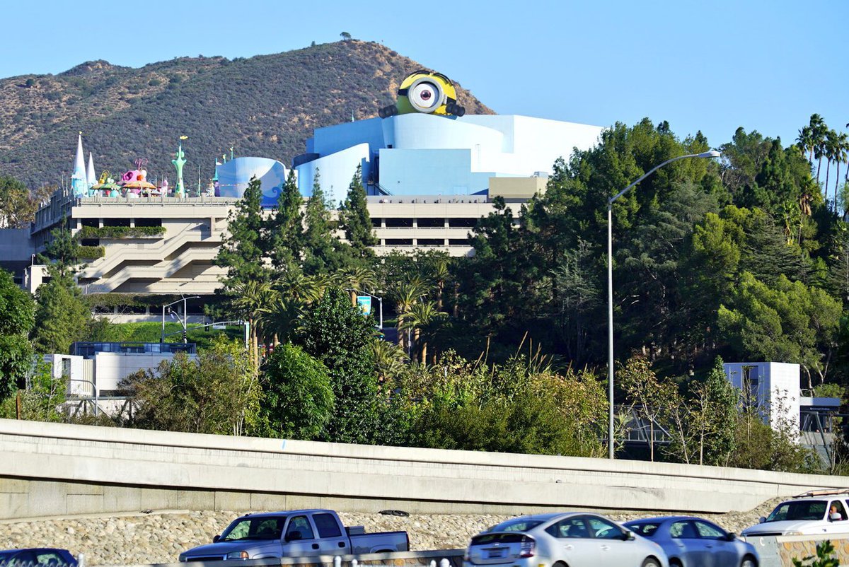 in LA we may not be able to see the northern lights but we can see the freeway minion and i think that’s beautiful