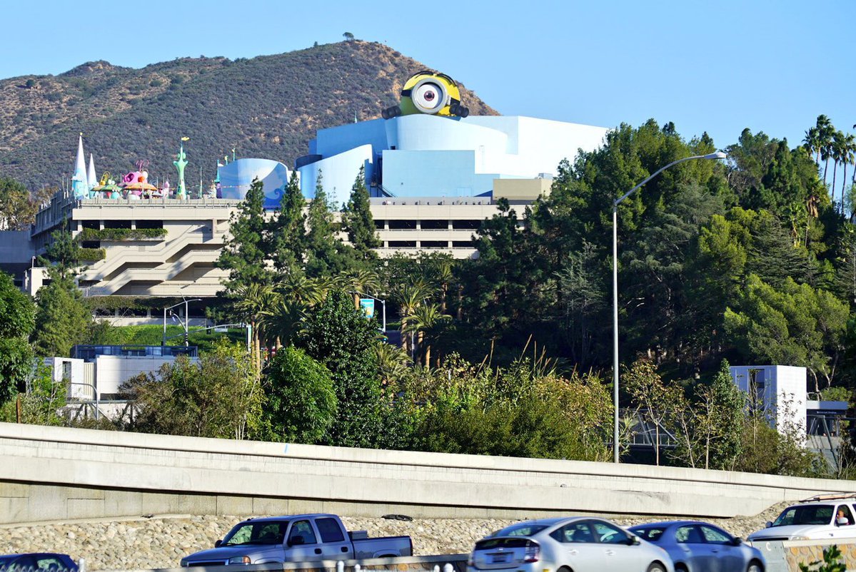 in LA we may not be able to see the northern lights but we can see the freeway minion and i think that’s beautiful