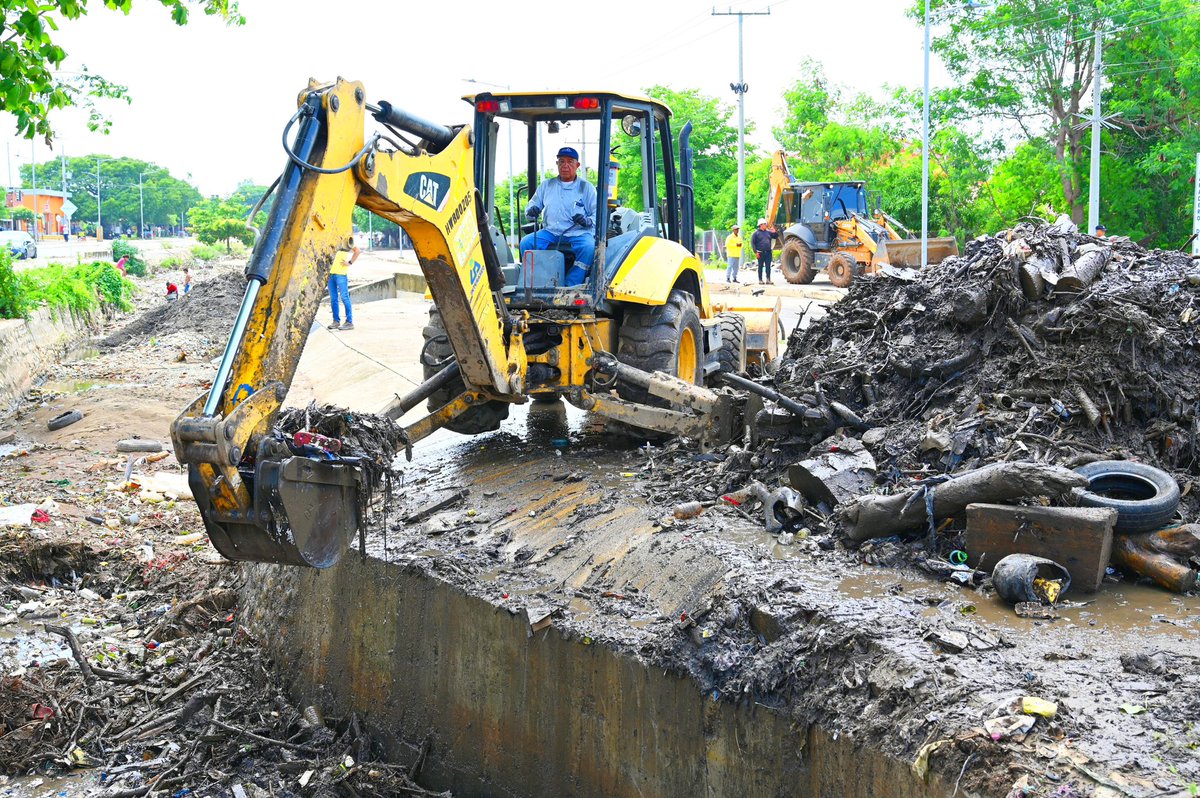 AlcaldiaVpar's tweet photo. Como administración velamos por el bienestar de los vallenatos, pero esto es un trabajo entre todos, hoy intervenimos la acequia Las Mercedes luego de las lluvias.  

Tú también eres responsable, recuerda no arrojar ningún desecho. https://t.co/v6klVyhBrm