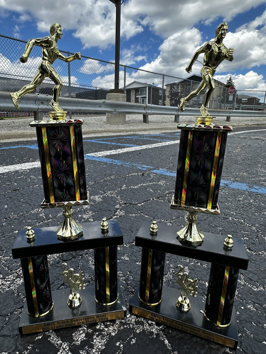 Matt_Gonnella's tweet photo. Congratulations 7th and 8th grade boys on 3rd place finishes at the SWIC Conference meet! @JerlingJayhawks @ProrokLeads @MrsHalperEDU https://t.co/IaDV5V5KCK