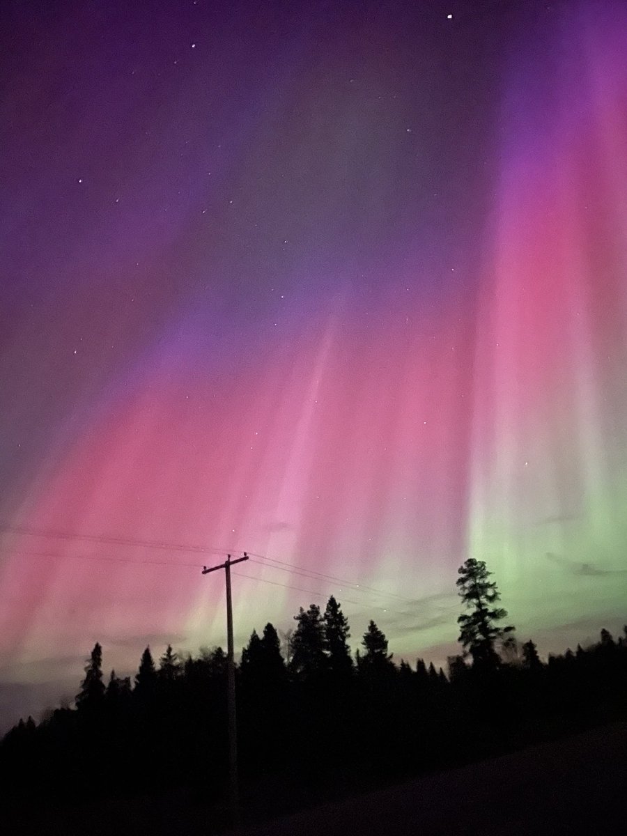 spookywriter's tweet photo. obligatory aurora pics since everyone else is posting them!! drove 2 hours looking for the perfect spot and we found it just in time https://t.co/crOIjbId3C